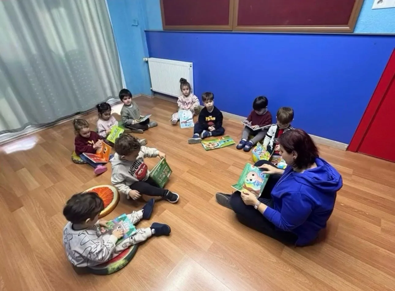 Hikaye saati ve kitap okuma — okul öncesi eğitim Şişli